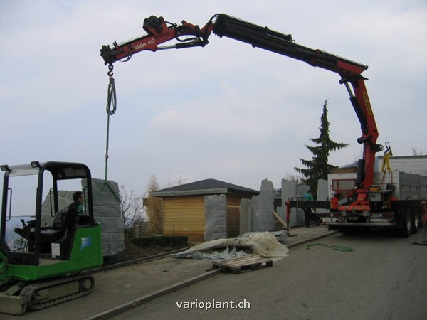 Versetzen der 2 to schweren Platten mit Kran